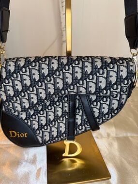 Designer saddle bag NWOT adjustable strap for shoulder/crop body. Stunning.!